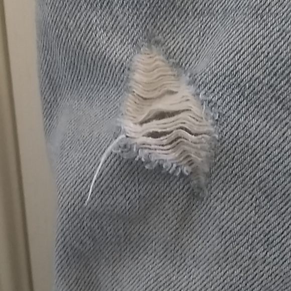 FINAL MARKDOWN LEVI’S 501 distressed denim shorts 28 waistline - Picture 2 of 15